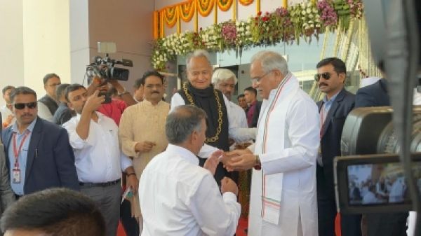 कांग्रेस स्टीयरिंग कमेटी की बैठक शुरू, गहलोत-माकन एक ही बस में पहुंचे