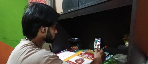 यूक्रेन से लौटे भारतीय छात्र कैसे पूरी कर पाएंगे पढ़ाई
