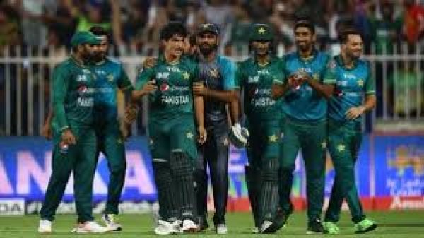 पाक क्रिकेट टीम का समर्थन करने वाले एक व्यक्ति को माफी मांगने को मजबूर किया गया