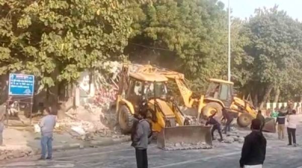दिल्ली के आईटीओ स्थित मंदिर, मस्जिद को पीडब्ल्यूडी ने तोड़ा