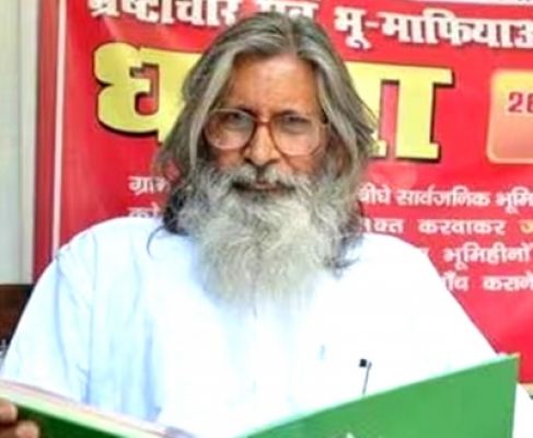 भ्रष्टाचार और भू-माफिया के विरोध में 27 साल से धरने पर बैठा है शख्स