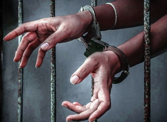 भतीजों को फंसाने के लिए खुद पर हमला करने के आरोप में गिरफ्तार