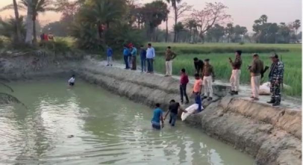 बिहार में तालाब से निकलने लगी शराब की बोतलें 