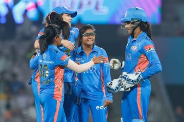 हरमनप्रीत और साइका के धमाल से मुंबई इंडियंस की बल्ले-बल्ले