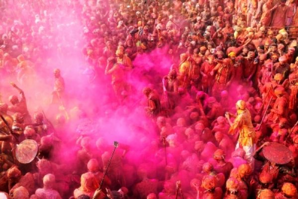 इस बार हर कोई पूछ रहा-'होली कब है?'