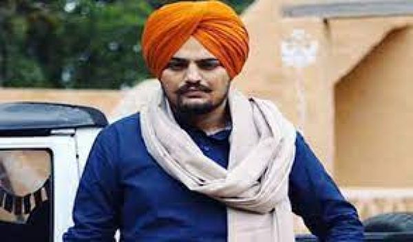 गायक सिद्धू मूसेवाला के माता-पिता ने पंजाब विधानसभा परिसर के बाहर दिया धरना