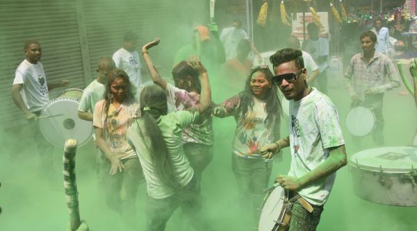 सवाल होली का नहीं,  दबंग मर्दानगी का है!