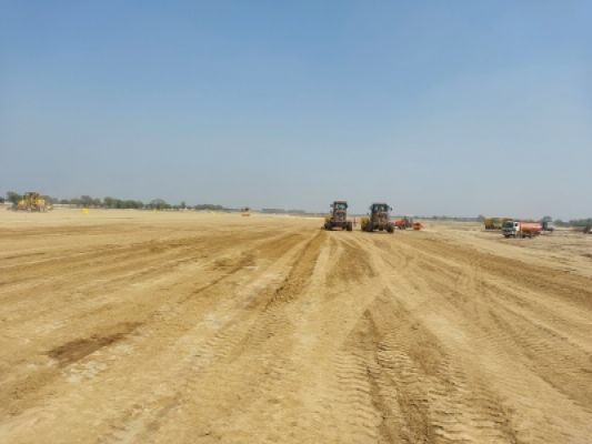 नोएडा इंटरनेशनल एयरपोर्ट में लेवलिंग और खुदाई का काम पूरा