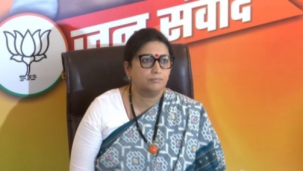 संसद से भागने की बजाय आकर माफी मांगें राहुल गांधी : स्मृति ईरानी