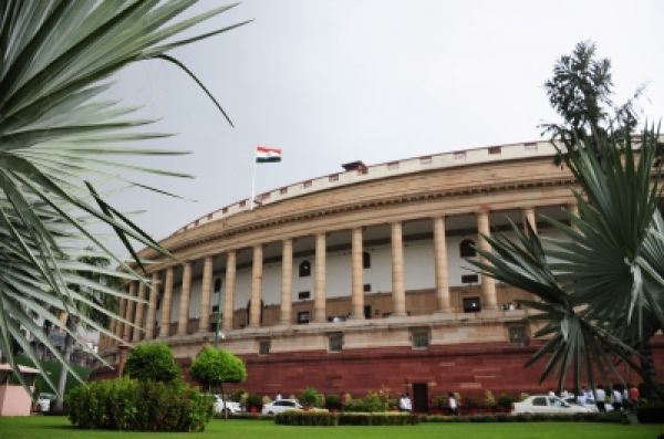 हंगामे के चलते लोक सभा और राज्य सभा की कार्यवाही सोमवार तक स्थगित