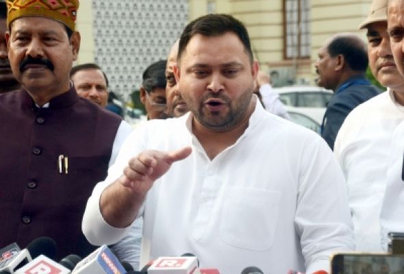 तेजस्वी ने पूछा, पीएमओ का अधिकारी बनकर शख्स को जेड प्लस सुरक्षा कैसे मिली?