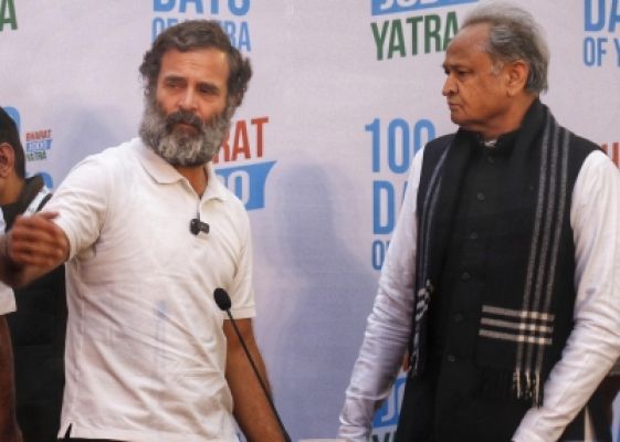 अपने नेताओं की छवि निखारने व दूसरों की बिगाड़ने में लगी हैं राजनीतिक पार्टियां