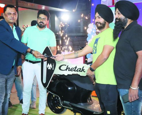 वंदना ऑटो में चेतक इलेक्ट्रिक स्कूटर शोरूम का भव्य शुभारंभ