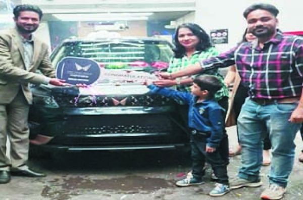 रालास मोटर्स में इलेक्ट्रिक एक्सयूवी 400 की पहली शानदार डिलीवरी