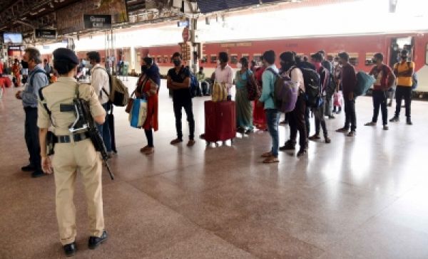 पटना रेलवे स्टेशन पर तीन मिनट तक चला पॉर्न वीडियो 