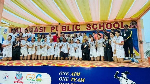 रायपुर रेल मंडल की 4 महिला खिलाड़ियों की टीम ने राष्ट्रीय हैंडबॉल में रजत जीता 