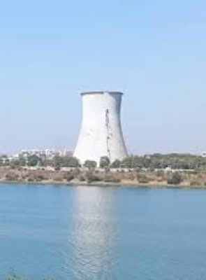 सूरत में ढहाया गया 85 मीटर ऊंचा 'कूलिंग टावर'