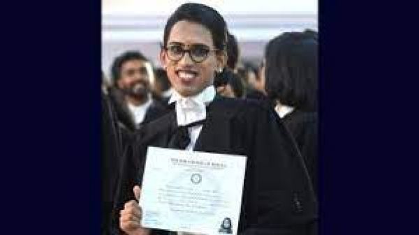 गरीबों और हाशिये पर मौजूद लोगों की आवाज बनना चाहती हैं केरल की पहली किन्नर वकील