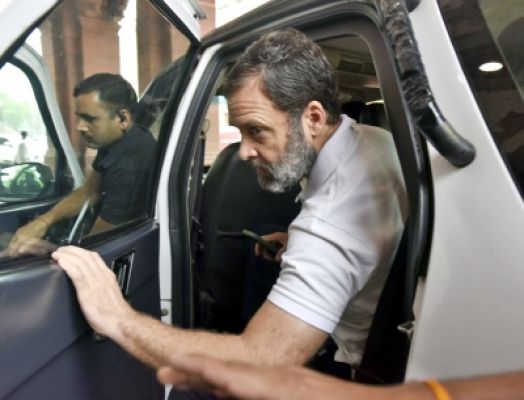 कनक तिवारी लिखते हैं- राहुल कथा में पेंच दर पेंच