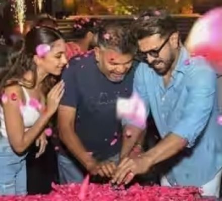 राम चरण ने आरसी15 के सेट पर कियारा आडवाणी के साथ बर्थडे केक काटा