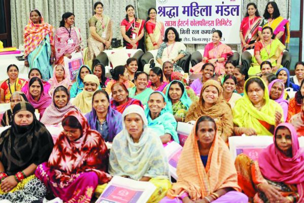 साड़ी और खाने के पैकेटों से श्रद्धा महिला मंडल द्वारा सम्मान