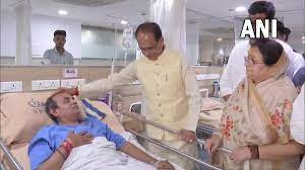 इंदौर में मंदिर हादसा:शिवराज घटनास्थल पहुंचे, अस्पताल में घायलों से मिले, लोगों ने नारेबाजी की