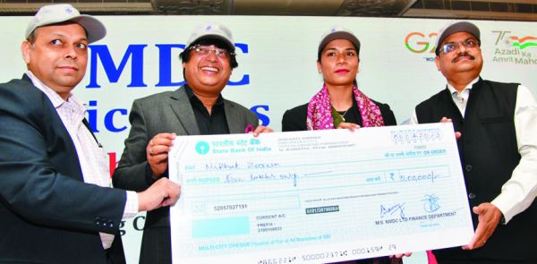 ब्रांड एंबेसडर विश्व चैंपियन निखत को एनएमडीसी ने किया सम्मानित