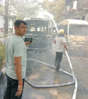 रुग्राम में दो स्कूल बसों में लगी आग