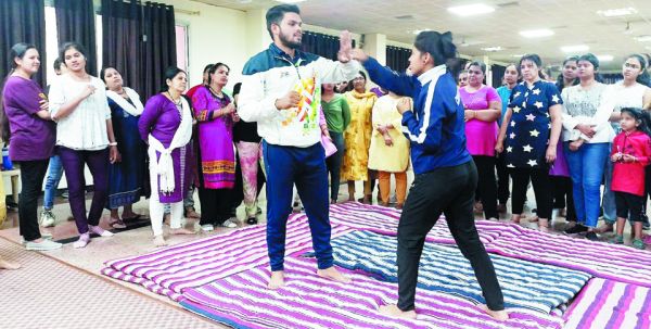 मैक में महिलाओं ने सीखी आत्मरक्षा