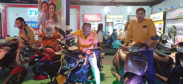 ऑटो एक्सपो का उत्साह कायम, जमकर खरीदी