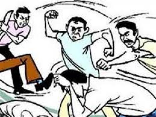 हलवाई और उसके साथियों के साथ एक व्यक्ति की मारपीट, गरम तेल डाल दिया