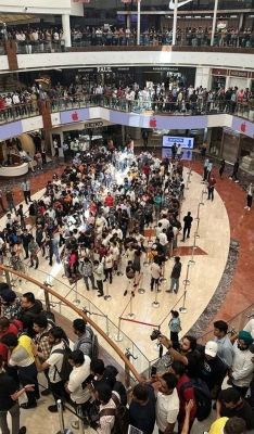 टिम कुक ने भारी भीड़ के बीच दिल्ली के साकेत में रिटेल स्टोर का किया उद्घाटन