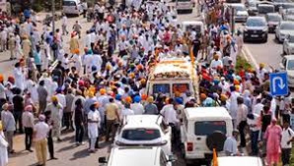 बादल को अंतिम श्रद्धांजलि देने के लिए उनके पैतृक गांव में लोगों का जमावड़ा