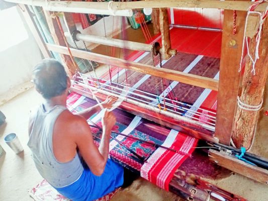 पावरलूम से लोहा लेते छत्तीसगढ़ के संबलपुरी साड़ी बुनकर 