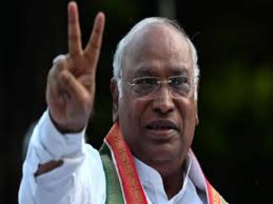 प्रधानमंत्री के खिलाफ खरगे की टिप्पणी को लेकर नकवी ने कांग्रेस पर निशाना साधा