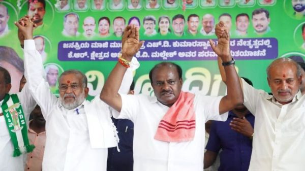 कर्नाटक में कुर्सी की दौड़ में बीजेपी या कांग्रेस, कौन निकलेगा आगे?