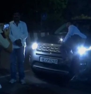 आश्रम चौक से निजामुद्दीन दरगाह तक शख्स को बोनट पर घसीटा 