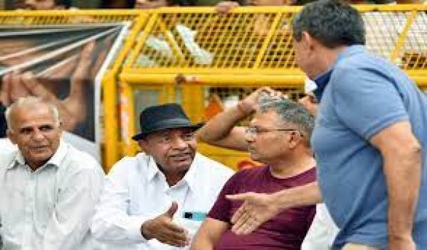 मशहूर कुश्ती कोच महावीर फोगाट ने पदक लौटाने की धमकी दी
