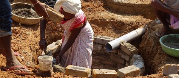 शौचालय के जरिए सम्मान की लड़ाई लड़ रहीं भारतीय महिलाएं