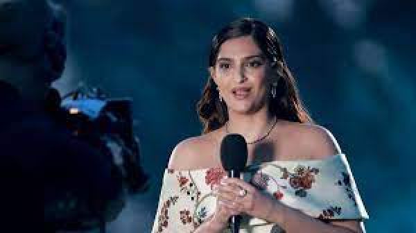 महाराजा चार्ल्स तृतीय के राज्याभिषेक समारोह में ‘नमस्ते’ संबोधन से भाषण शुरू किया सोनम कपूर ने