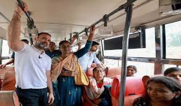 राहुल गांधी ने बेंगलुरु में बस से यात्रा की, कॉलेज के छात्रों और कामकाजी महिलाओं से बात की