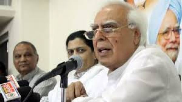 भारत के लिए इंदिरा और राजीव का खून बहा, देश ने देखा: सिब्बल का मोदी पर पलटवार