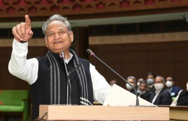 गहलोत पायलट खेमे के विधायकों से बाले, 'अमित शाह से लिए 10-15 करोड़ रुपये लौटाओ'