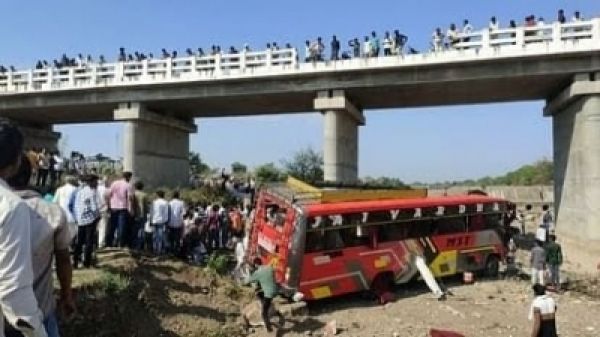 खरगोन में बस नदी में गिरी, 15 की मौत
