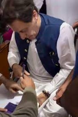 इमरान खान भ्रष्टाचार के मामले में गिरफ्तार, न्यायालय ने गिरफ्तारी को ‘‘वैध’’ ठहराया