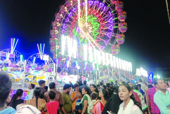 डिज़्नीलैंड फन फेयर में हैण्डलूम, हैण्डीक्राफ्ट  के साथ देशी-विदेशी झूलों का भरपूर आनंद