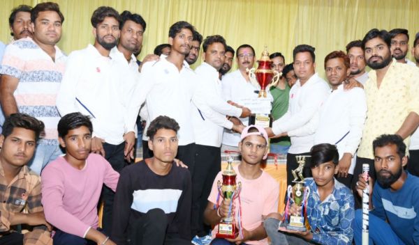 फायनल में भेंड्री को हराकर नवागांव ने जीती मुख्यमंत्री क्रिकेट ट्रॉफी 