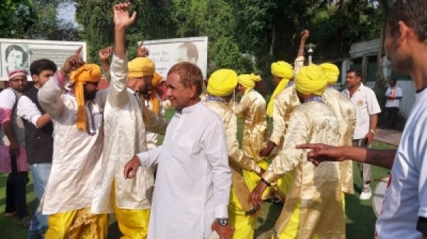 कर्नाटक में मतगणना शुरू होते ही कांग्रेस मुख्यालय में जश्न का माहौल