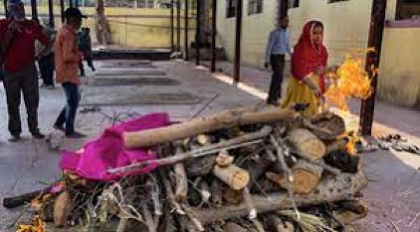 लावारिस लाशों की मसीहा: इंदौर की महिला कर रही अनजान लोगों का अंतिम संस्कार
