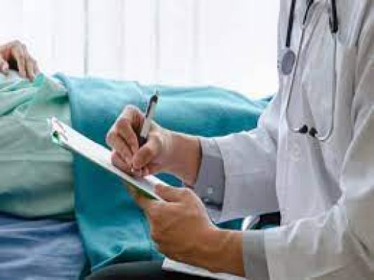 भारतीय-अमेरिकी डॉक्टर ने मरीजों को अवैध दवाएं लिखने का जुर्म कबूल किया